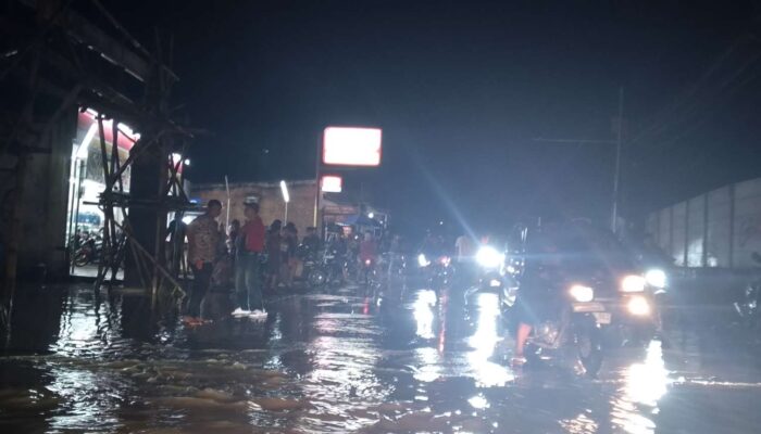 Jalan Raya Tigaraksa-Cisoka Lumpuh Akibat Banjir, Warga Keluhkan Kurangnya Perhatian Pemerintah