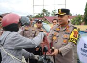 Kapolres Tanggamus dan Jurnalis Bagikan Ratusan Paket Takjil di Tiga Titik Kota Agung Timur