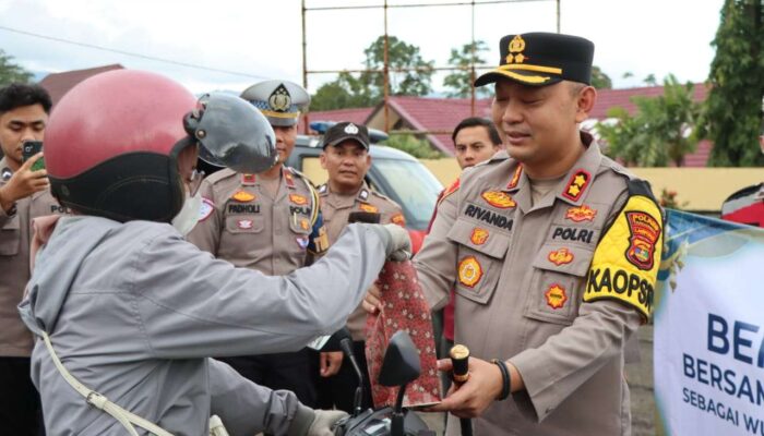 Kapolres Tanggamus dan Jurnalis Bagikan Ratusan Paket Takjil di Tiga Titik Kota Agung Timur