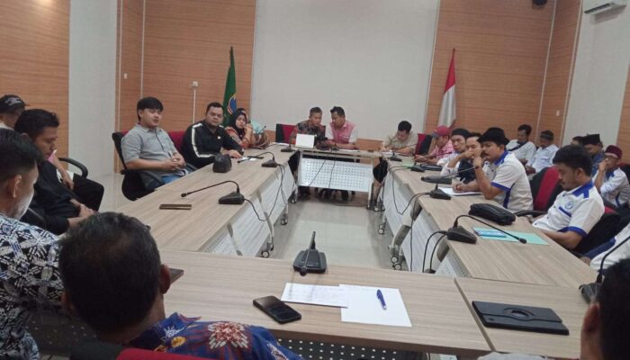 Foto:RDP yang dipimpin Ketua Komisi III, Jun Ibnu Jarta, hanya dihadiri oleh perwakilan eksekutif, antara lain Kepala Badan PTSP, Sekdis Disnaker, Kadis LH, pimpinan Dishub, Camat Rangkasbitung, serta Kepala Desa Nameng.