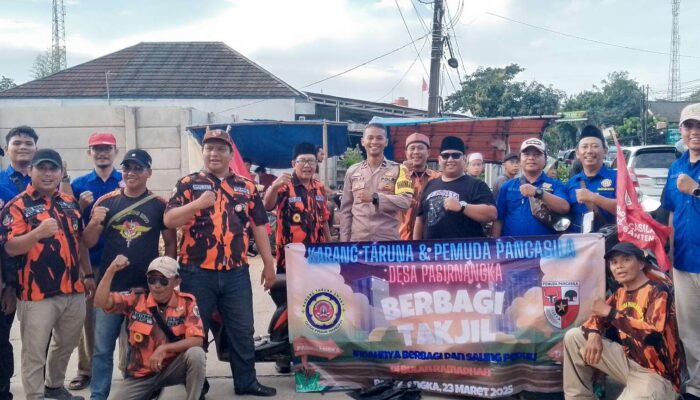 Sinergitas Karang Taruna dan Pemuda Pancasila Pasir nangka: Berbagi Takjil untuk Pengendara di Bulan Ramadan
