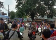 Warga Puri Permai Berburu Takjil Jelang Berbuka Puasa