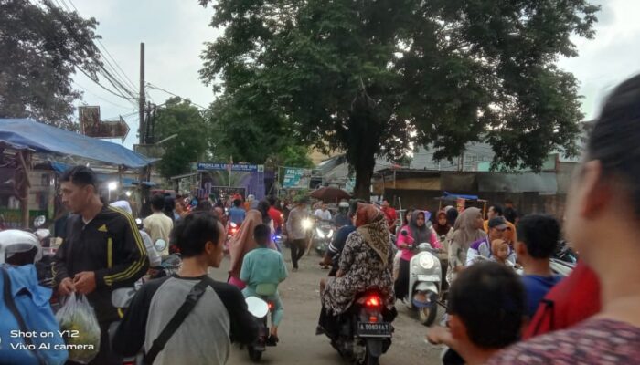 Warga Puri Permai Berburu Takjil Jelang Berbuka Puasa