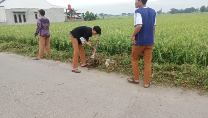 Jajaran Staf Desa Mekar baru Gelar Kegiatan Bersih-Bersih Jelang Maghrib dan Berbuka Puasa