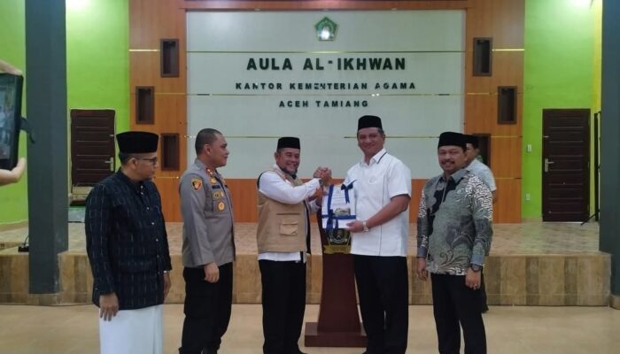 Bupati Armia Serahkan Surat Hibah Tanah Pembangunan Gedung Pusat Pelayanan Haji Terpadu Aceh Tamiang