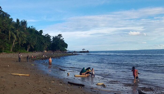 Pantai Cukuh Betung Menjadi Primadona Wisatawan Saat Libur Lebaran