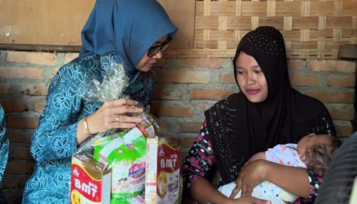Ketua TP-PKK Aceh Tamiang Besuk Bayi Hidrosefalus di Rantau