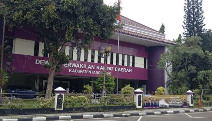 Keselamatan Diabaikan: Kanopi Rusak DPRD Kabupaten Tangerang Cerminkan Wajah Asli Pengawasan