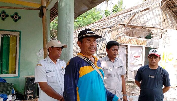 Kepala Desa Sidoko, H. Subarta Aji Wijaya, Pimpin Langsung Bedah Rumah Warga Tak Layak Huni