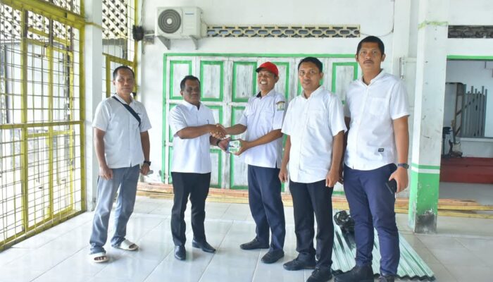 Wabup Ismail Serahkan Bantuan untuk SLB Aceh Tamiang yang Terdampak Puting Meliung