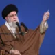 Dalam foto yang dirilis oleh situs web resmi kantor pemimpin tertinggi Iran ini, Pemimpin Tertinggi Ayatollah Ali Khamenei berbicara kepada sekelompok orang dan pejabat di Teheran, Iran, Jumat, 21 Maret 2025. (Kantor Pemimpin Tertinggi Iran via AP)
