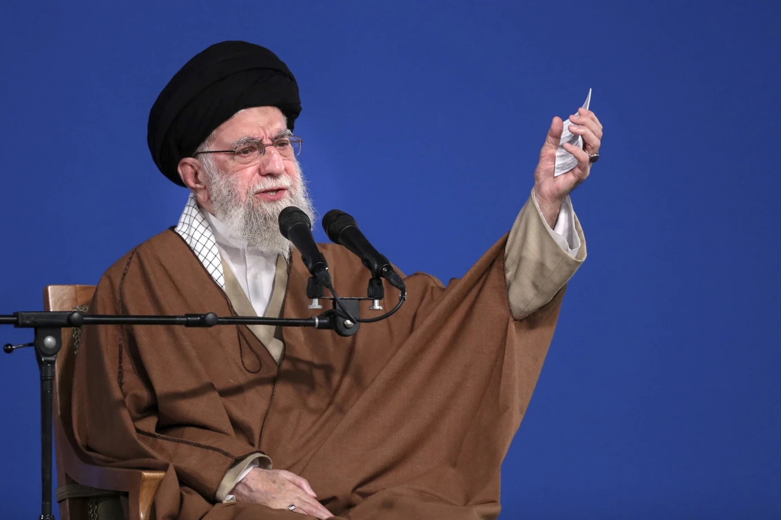 Dalam foto yang dirilis oleh situs web resmi kantor pemimpin tertinggi Iran ini, Pemimpin Tertinggi Ayatollah Ali Khamenei berbicara kepada sekelompok orang dan pejabat di Teheran, Iran, Jumat, 21 Maret 2025. (Kantor Pemimpin Tertinggi Iran via AP)