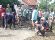 Gotong Royong Warga Pekon Benteng Jaya Perbaiki Jalan Rusak di Tanggamus