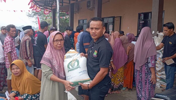 Pemdes Renged Salurkan Bantuan Beras Bulog untuk 666 KPM, Berlangsung Tertib dan Tepat Sasaran