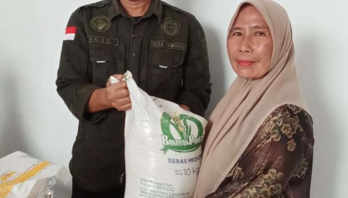 Pemdes Tamiang Salurkan Bansos Beras Gratis untuk 720 KPM