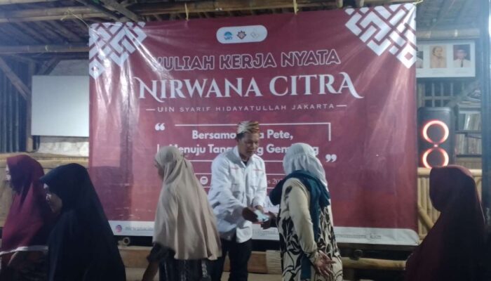 Ketua RW 03 Desa Pete Rahmatullah Santuni Janda dan Jompo di Acara Penutupan KKN UIN Jakarta