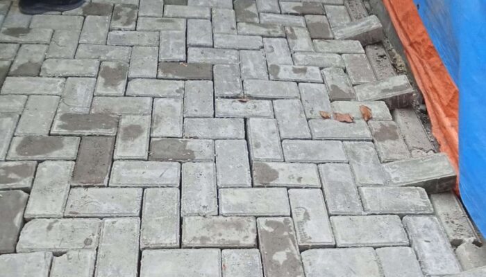 Diduga Asal Jadi, Proyek Pemasangan Paving Blok di Desa Kronjo Dapat Sorotan