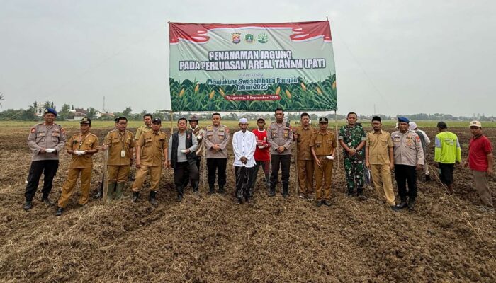 ‎Polsek Kronjo Gelar Penanaman Jagung Serentak Dukung Swasembada Pangan 2025