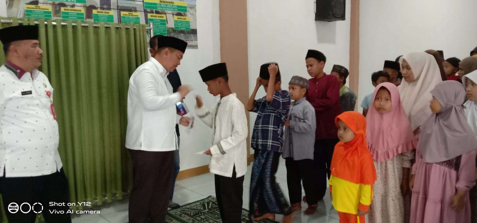 Anggota DPRD Kabupaten Tangerang, H. M. Nur Rojab, menghadiri peringatan Maulid Nabi Muhammad SAW sekaligus Haul Syekh Mubarok di Kampung Kelapa Dua RT 06/04, Desa Pete, Kecamatan Tigaraksa, Kabupaten Tangerang, foto: santunan Yatim piatu