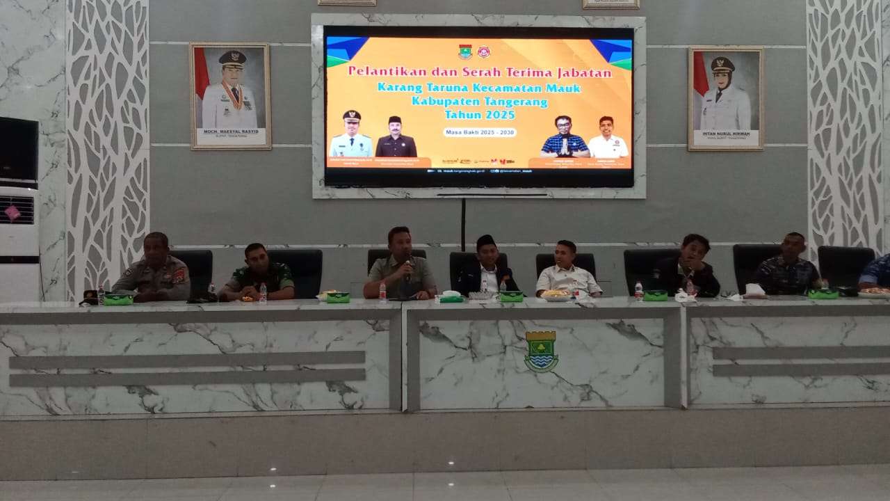 Foto:Serah terima jabatan Ketua Karang Taruna Kecamatan Mauk dari Ahmad Satibi kepada Abdul Hamid berlangsung khidmat, disaksikan unsur Muspika, tokoh masyarakat, dan organisasi kepemudaan.