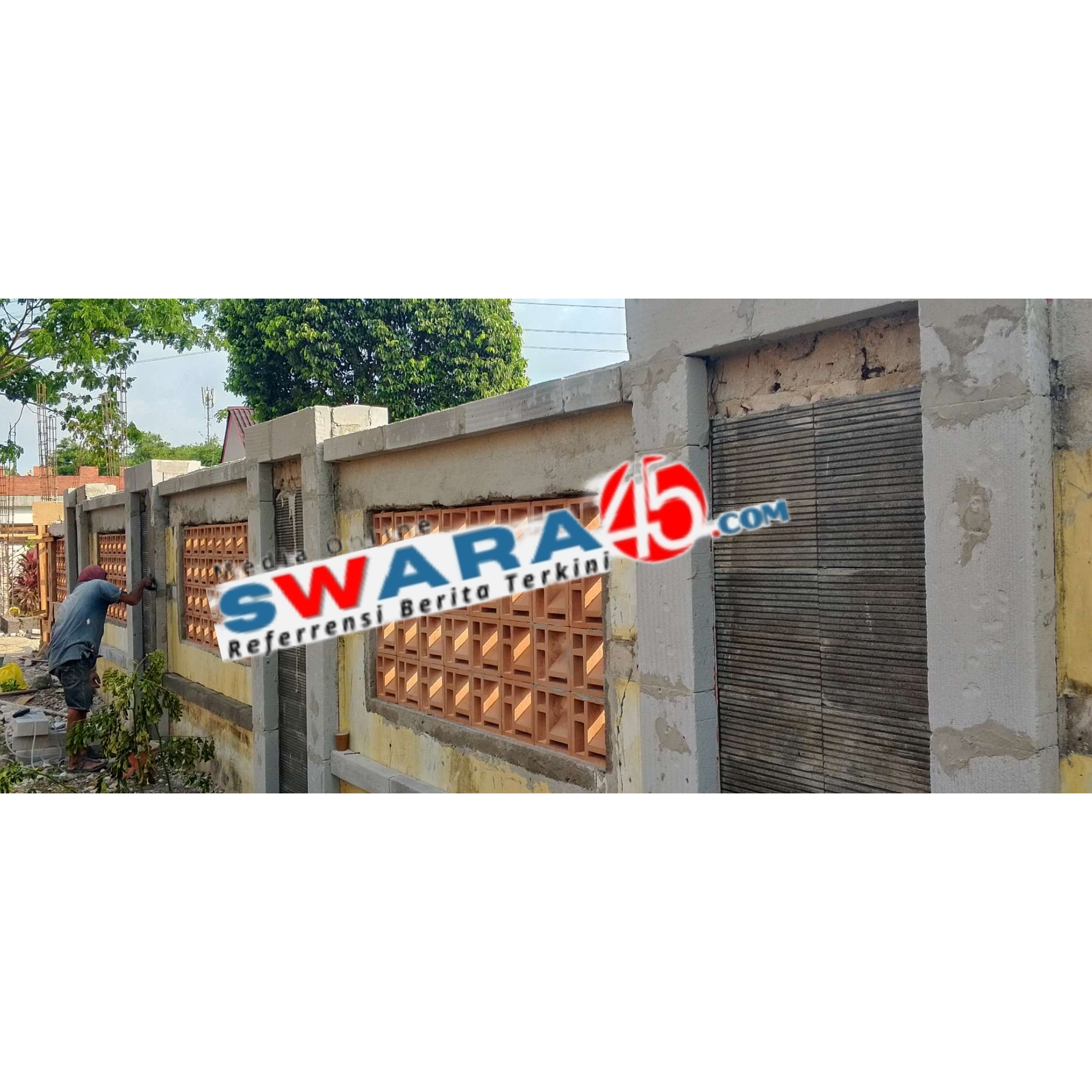Foto: Pekerja proyek penataan halaman sekolah di Tigaraksa terpantau tidak menggunakan alat pelindung diri (APD) saat bekerja, Sabtu (13/09/2025).