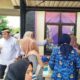 Foto : Camat Cisoka, Sumartono, S.STP., M.Si., turun langsung dalam rangakaian acara pasar murah, milad kecamatan Cisoka yang ke 43,Selasa 22/09/2025.