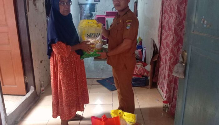 Kades Renged dan Jaro Leman Bergerak Cepat Bantu Warga Korban Rumah Roboh di Kresek