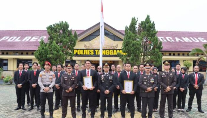 Moment Hari Pahlawan 2025, Puluhan Personel Berprestasi Dapat Penghargaan dari Kapolres Tanggamus
