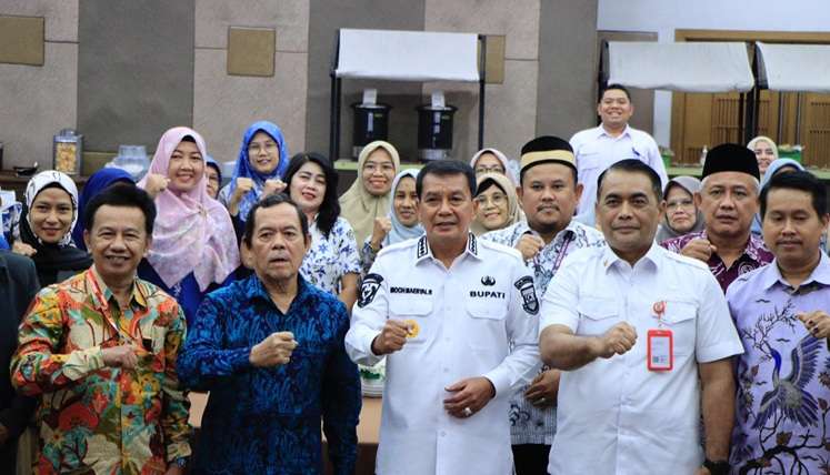 Foto : Bupati Moch Maesyal Rasyid (tengah/baju putih tangan panjang) usai seminar pendidikan di Kelapa Dua. (Dok Diskominfo)