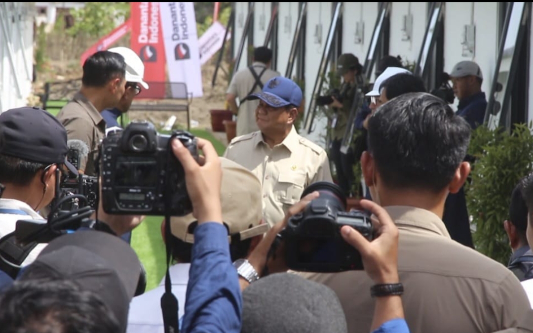 Presiden Prabowo Subianto bersama dengan sejumlah Menteri Kabinet Merah Putih meninjau langsung progres pembangunan HUNTARA untuk masyarakat Korban Banjir di Kabupaten Aceh Tamiang pada Kamis 1 Januari 2026.
