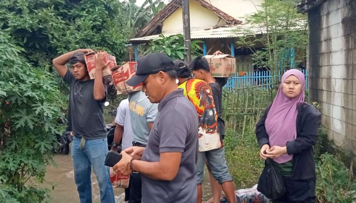 Kades Renged Turun Langsung Salurkan Sembako kepada Warga Terdampak Banjir