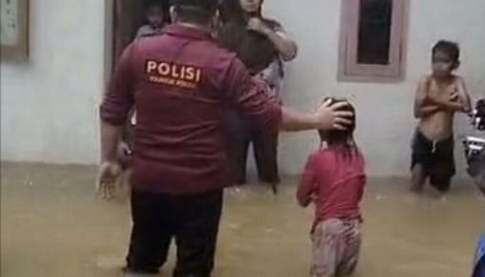 Kapolsek Kresek Pimpin Himbauan Evakuasi Warga Terdampak Luapan Kali Cidurian