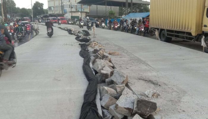 Betonisasi Jalan Raya Serang Km 22 Disorot: Tanpa Galian Awal, Jalan Miring dan Minim Informasi Proyek