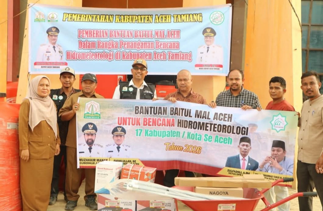 Poto : Baitul Mal Kabupaten Aceh Tamiang bersama Baitul Mal Aceh di ajang penyerahkan bantuan sarana pemulihan hunian dan kondisi sosial warga pasca bencana hidrometeorologi, dikantor Camat Kota Kuala Simpang pada Selasa (24/2/2026).