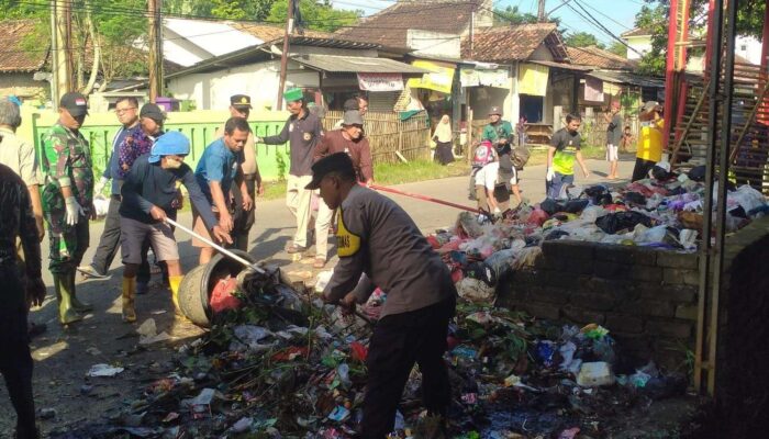 Menindaklanjuti arahan Presiden RI, Kapolsek Kresek bersama Forkopimcam Kresek laksanakan giat Kerja Bakti