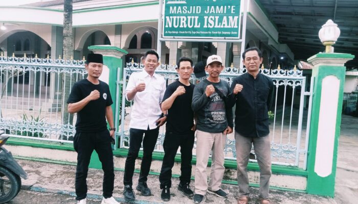 ‎jajaran  Pokja Wartawan Gunung Kaler-Kresek  Berbagi Takjil  di Jalan Raya Kresek Patrasana