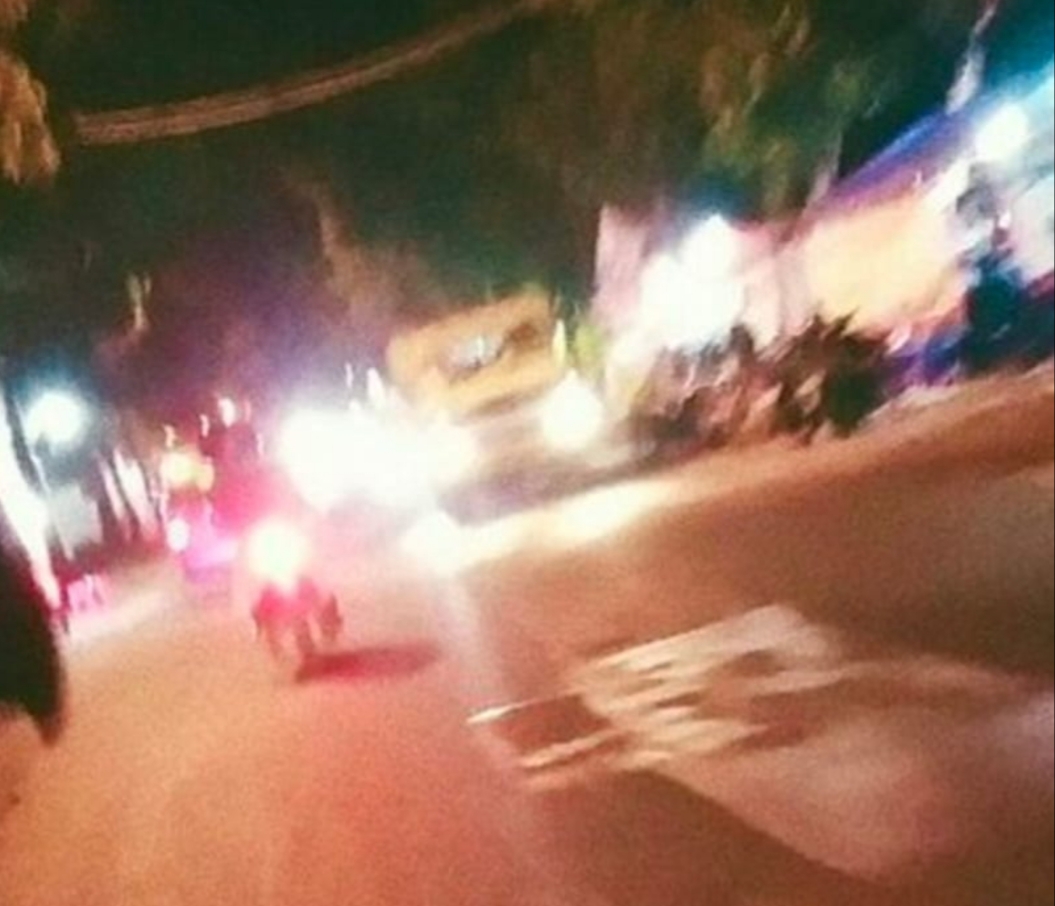 Poto : yang diberikan sumber saat istri tersebut  berboncengan dijalan raya bersama teman sekerjanya di BGN yang diduga selingkuhannya.