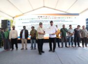 Bupati Aceh Tamiang Bersama Mendagri Serahkan Bantuan Stimulan Rumah Rusak