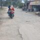 Jalan Simpang Tugu Upah - Simpang 5 Rantau Kecamatan Karang Baru tepatnya dijalan paya pocong dari jembatan titi kuning menuju kedai Upah. Dok : SWARA45.COM/Afrizal)