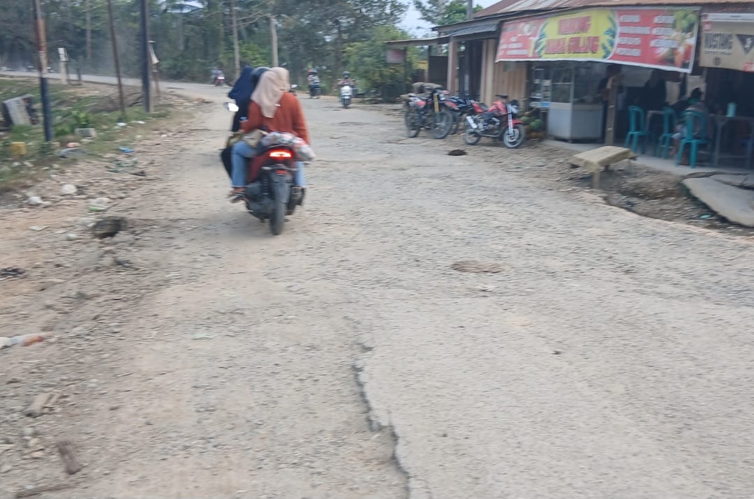 Jalan Simpang Tugu Upah - Simpang 5 Rantau Kecamatan Karang Baru tepatnya dijalan paya pocong dari jembatan titi kuning menuju kedai Upah. Dok : SWARA45.COM/Afrizal)