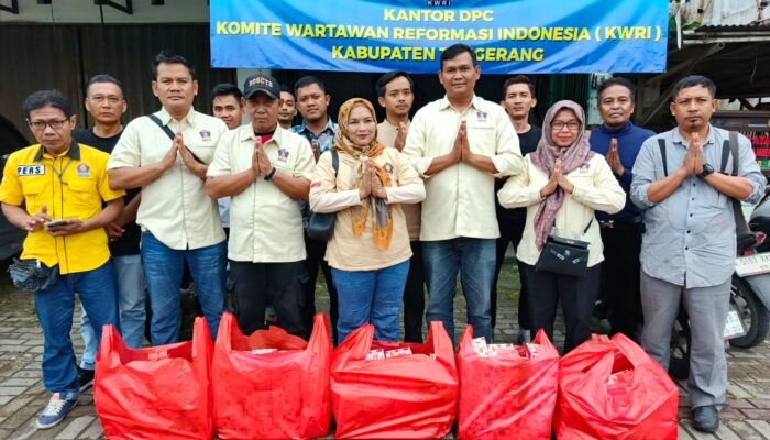 Pererat Silaturahmi dengan Warga, KWRI Kabupaten Tangerang Gelar Bagi Takjil di Solear