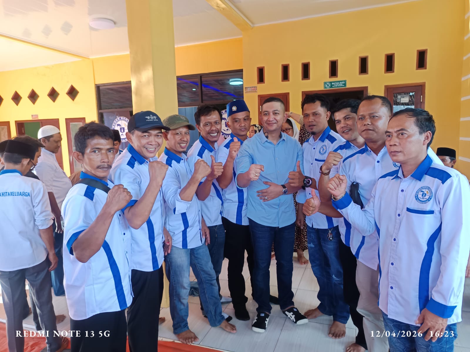 Nabil Jayabaya (tengah) bersama anggota Kader Badak Banten Perjuangan, minggu (12/04/2026