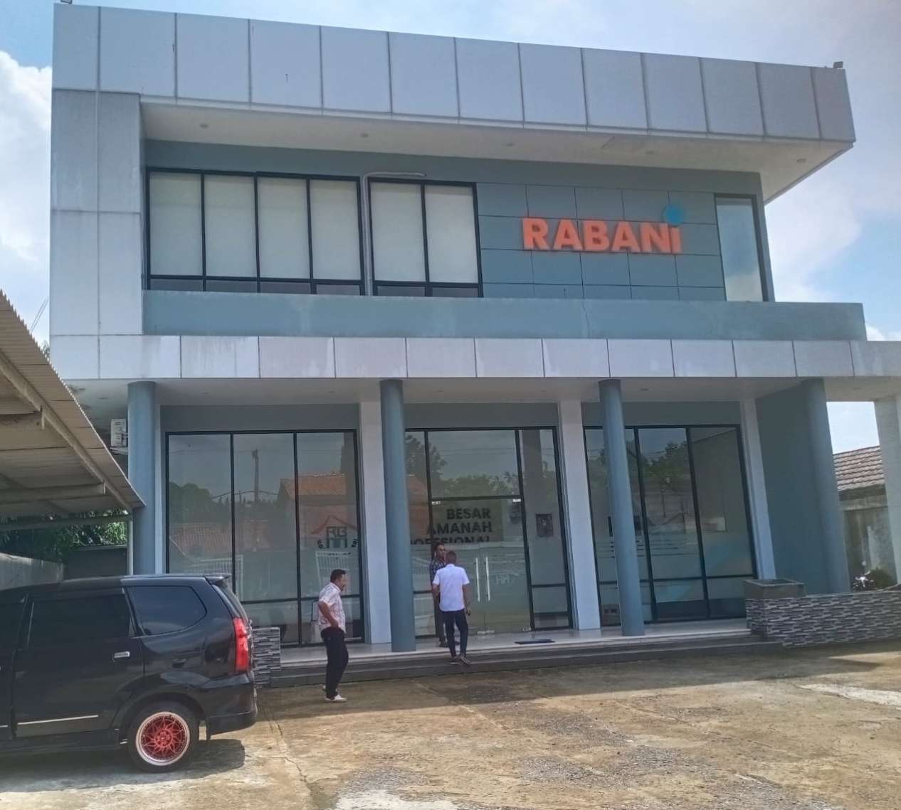 Foto: Kantor Koperasi Syariah Rabani di Pakuhaji yang menjadi lokasi layanan nasabah.
