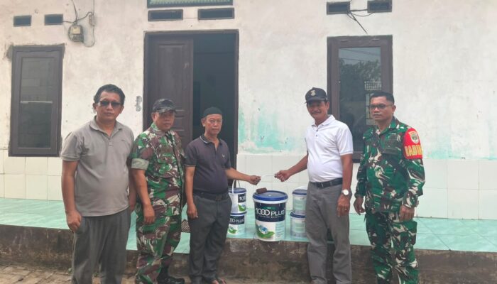 Babinsa Kel Tigaraksa dan Desa Pete Bersama TB Yayat Munjiat dan DewzKreasi Akrilik Bantu Mushola di Kecamatan Tigaraksa