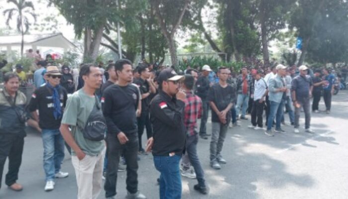 Ratusan Aktivis Lebak Orasi Bela Uun di DPRD, Desak Polda Banten Tangkap Pelaku Penculikan dan Pengeroyokan