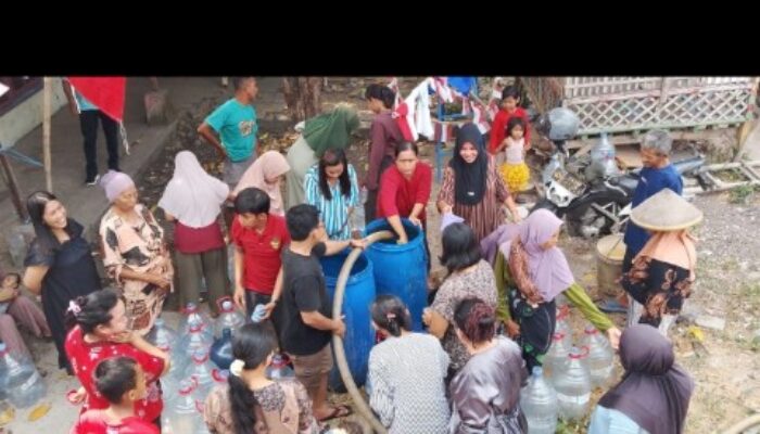 Bantu atasi Kekeringan Warga Cakung, Serang Timur bareng Komunitas Sehati Kirim 16000 Liter Air Bersih
