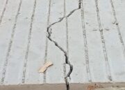 Betonisasi Jalan Raya Bakung Kronjo Baru Selesai Sudah Retak dan Patah, Warga Desak Dinas Bina Marga Turun Tangan