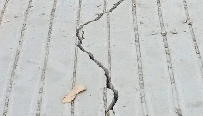 Betonisasi Jalan Raya Bakung Kronjo Baru Selesai Sudah Retak dan Patah, Warga Desak Dinas Bina Marga Turun Tangan