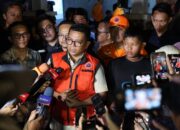 Gubernur Banten Andra Soni Doakan dan Dampingi Keluarga Jurnalis di Posko SAR Carita