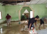 Pemuda Kampung Gelung Seruway Gelar Aksi Bersih Lumpur Bekas Banjir di Mushola